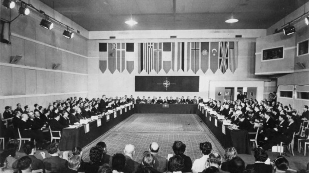Bundesarchiv_B_145_Bild-098967,_Aufnahme_der_Bundesrepublik_in_die_NATO