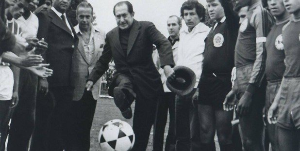 1. Раждането на Dimayor

Всичко започва през 1948 г., когато Европа все още не може да се отърси от пораженията на Втората световна война.  В същото време футболът в Южна Америка се намира в подем, буквално бълва стотици изключително талантливи играчи. Група предприемачи в колумбийската столица Богота начело с Алфонсо Сеньор Кеведо, президент на футболния клуб Милионариос, основават първия професионален шампионат в страната. При това – забележете! – извън опеката на футболната федерация на Колумбия, която предприемачите считат за безполезна чиновническа организация, способна единствено да поддържа догми като тази, че футболът в страната трябва да бъде само и единствено аматьорски. А професионалната лига Dimayor (съкр. от Division Mayor) има за пряка цел да направи футбола в Колумбия конкурентен на този в Аржентина и най-вече на Уругвай, двукратен олимпийски (1924, 1928) и световен шампион (1930). Проектът получава поддръжка от сената в Богота и националния авиопревозвач „Avianca”. 
