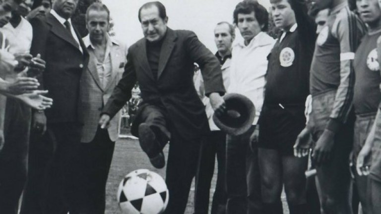 1. Раждането на Dimayor

Всичко започва през 1948 г., когато Европа все още не може да се отърси от пораженията на Втората световна война.  В същото време футболът в Южна Америка се намира в подем, буквално бълва стотици изключително талантливи играчи. Група предприемачи в колумбийската столица Богота начело с Алфонсо Сеньор Кеведо, президент на футболния клуб Милионариос, основават първия професионален шампионат в страната. При това – забележете! – извън опеката на футболната федерация на Колумбия, която предприемачите считат за безполезна чиновническа организация, способна единствено да поддържа догми като тази, че футболът в страната трябва да бъде само и единствено аматьорски. А професионалната лига Dimayor (съкр. от Division Mayor) има за пряка цел да направи футбола в Колумбия конкурентен на този в Аржентина и най-вече на Уругвай, двукратен олимпийски (1924, 1928) и световен шампион (1930). Проектът получава поддръжка от сената в Богота и националния авиопревозвач „Avianca”. 