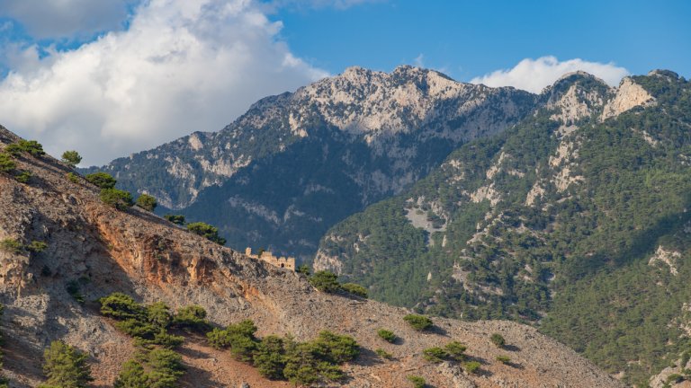 Жегата по планините в Гърция може да бъде опасна.