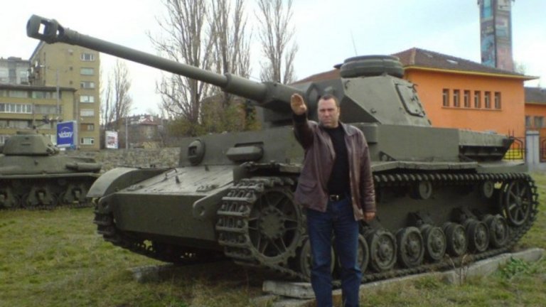 Снимката, заради която Иво Антонов не стана зам.-министър на отбраната през 2015 г., беше напомнена от БСП в контекста на скандала с Павел Тенев