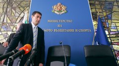 Министърът на физическото възпитание и спорта Свилен Нейков очаква обяснение от федерацията по волейбол и селекционера на мъжкия тим Радостин Стойчев