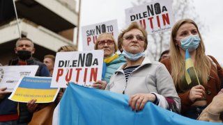 Междувременно Путин тресе не само Украйна, но и управляващата ни коалиция