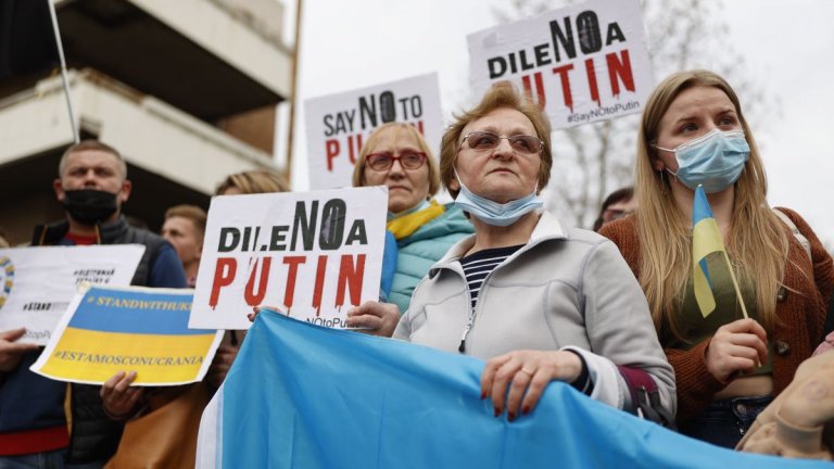 Междувременно Путин тресе не само Украйна, но и управляващата ни коалиция