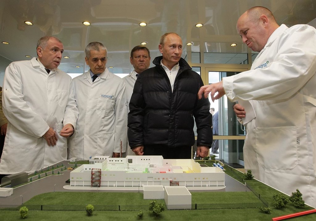 Vladimir_Putin_tours_Yevgeny_Prigozhin's_Concord_food_catering_factory_01