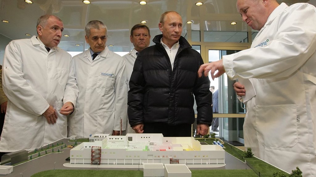 Vladimir_Putin_tours_Yevgeny_Prigozhin's_Concord_food_catering_factory_01