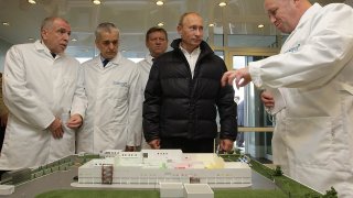 Vladimir_Putin_tours_Yevgeny_Prigozhin's_Concord_food_catering_factory_01