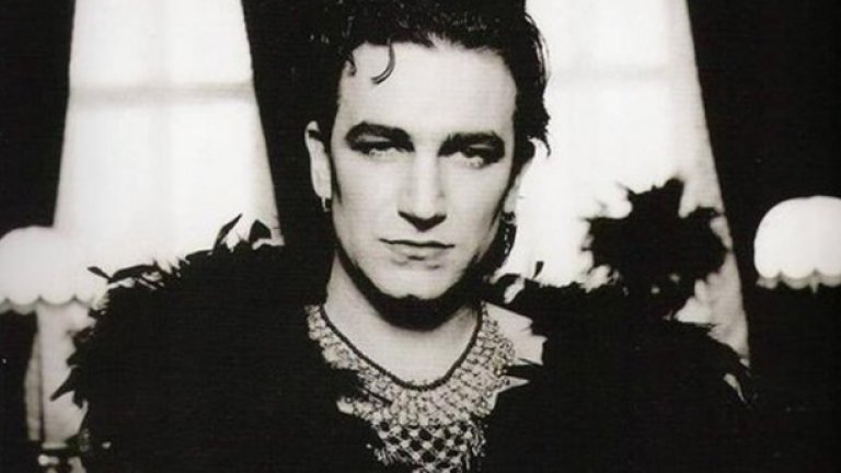 Шармантен и строго официален, Боно от U2 е незабравим в черно. Поводът е клипа на парчето "One".