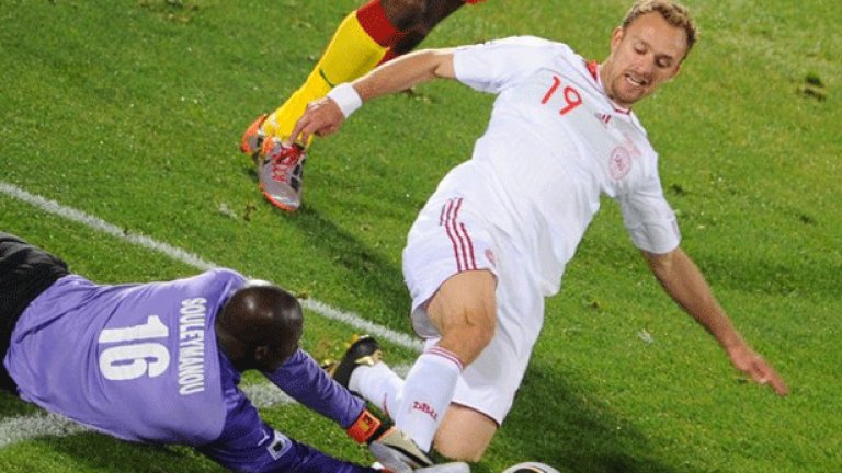 Вратарят на Камерун току що е спрял атака на Денис Ромедал. 32-годишният датчанин обаче донесе ценния успех на своя тим