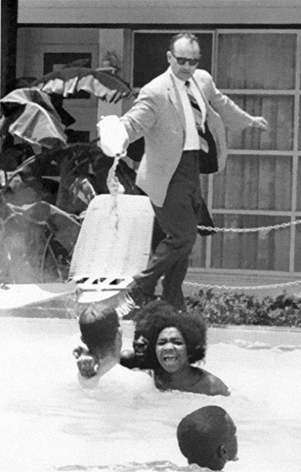 Собственик на хотел излива киселина в басейна, докато в него се къпят чернокожи, 1964 г.

