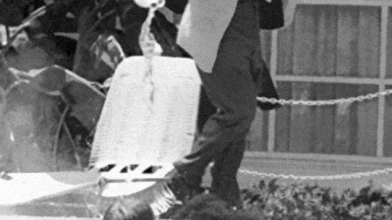 Собственик на хотел излива киселина в басейна, докато в него се къпят чернокожи, 1964 г.


