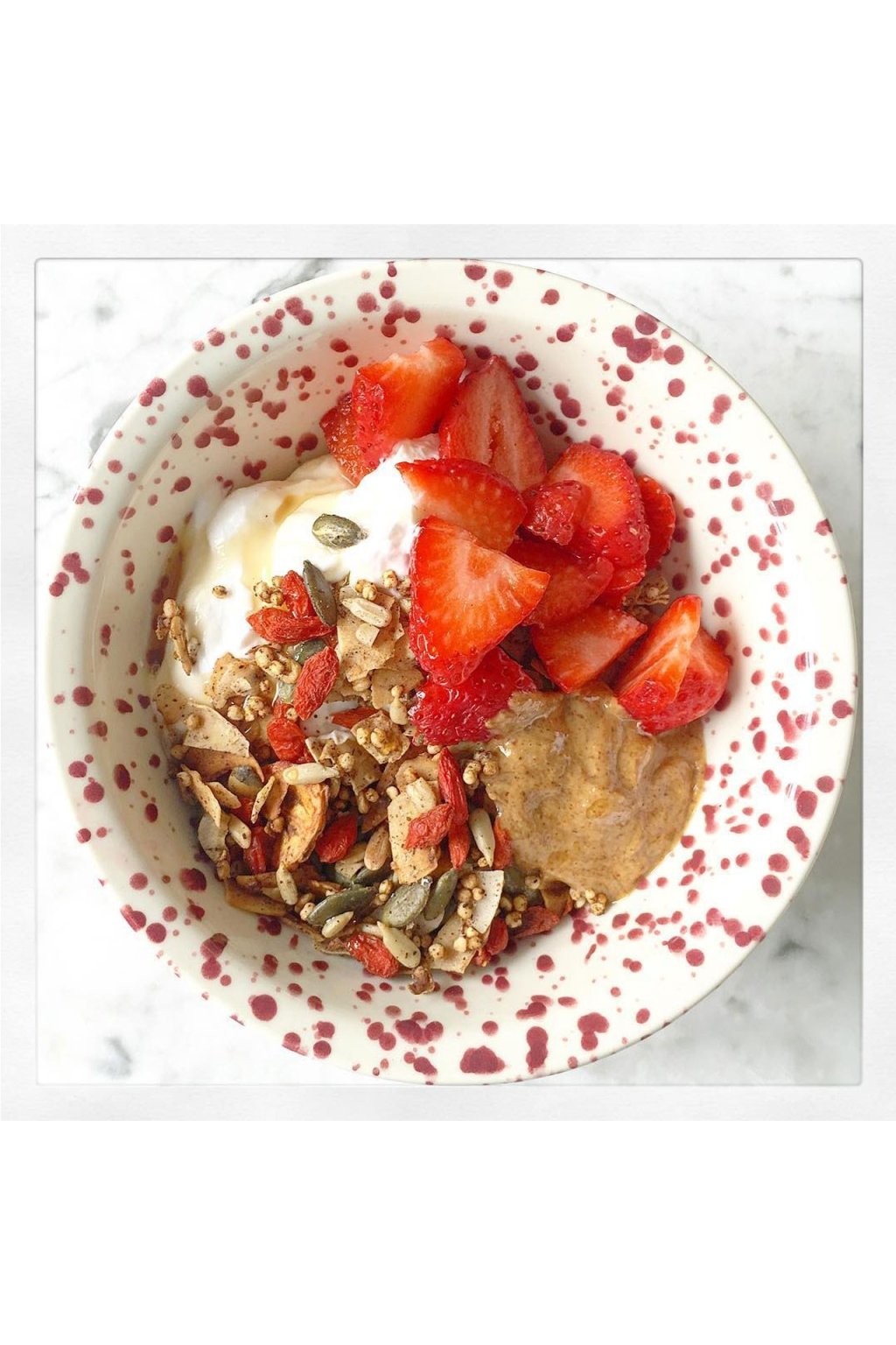 1. @deliciouslyella – Ела Милс е блогър, автор на книга за здравословно хранене, а наскоро, заедно със съпруга си, пусна на пазара марката Deliciosly Ella.