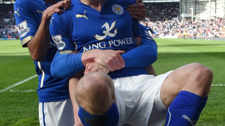 Пореден важен гол, поредна победа по пътя към чудото. Лестър вкарва на терена на Уест Бромич, а голмайсторът Джейми Варди не крие кефа от това.