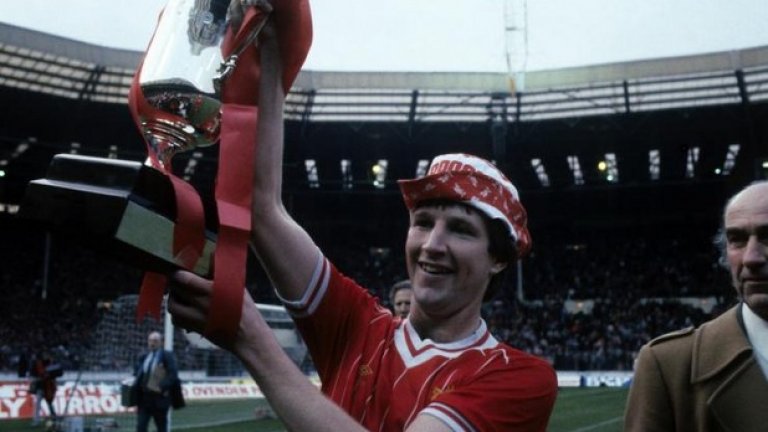 1983 г., Ливърпул - Юнайтед 2:1. Над 100 000 гледаха финала за Купата на лигата на "Уембли", а Рон Аткинсън потриваше ръце за първия си трофей като мениджър на Юнайтед.
Но въпреки ранния гол на Норман Уайтсайд не стигна. Алън Кенеди изравни, а в продълженията Рони Уилън (на снимката) вкара победния гол.