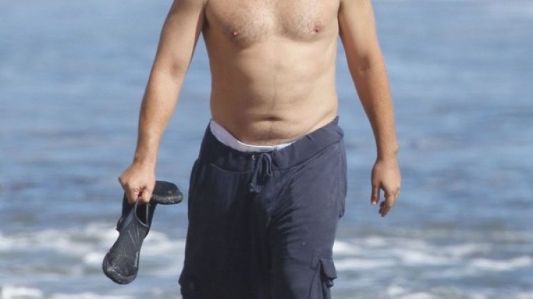 Адам Сандлър никога не е бил пример за сексапил. А защо това да е необходимо? На близо 50 години той определено изглежда добре