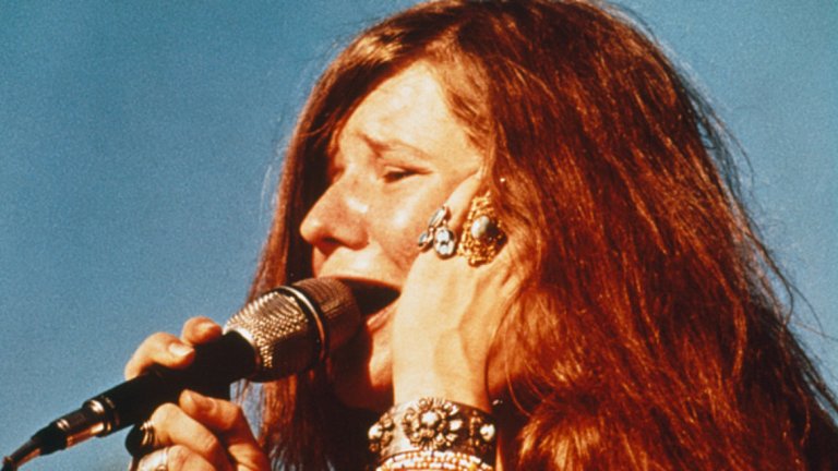 Дженис Джоплин

Една от определящите и най-влиятелни фигури на 60-те години, Джоплин придобива световна слава, благодарение не само на уникалните си изпълнения на живо, но и на умението да композира и да пише текстовете на запомнящи се песни. Родената в Тексас певица умира през 1970-а само на 27 години. Нейният дрезгав глас и иновативните й текстове обаче имат влияние върху всички следващи поколения.