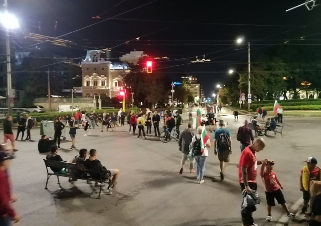 Нова блокада на Орлов мост, протестиращите пак строят палатков лагер