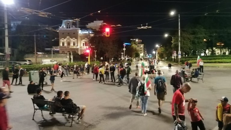 Нова блокада на Орлов мост, протестиращите пак строят палатков лагер