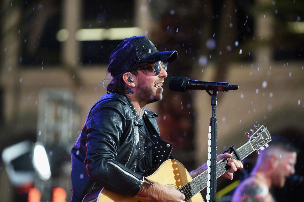 Алекс Гарскарт, All Time Low
Много неща могат да провалят среща, но малко са така смущаващи - и паметни за двете страни - като разстроен стомах. Случаят с вокалиста на All Time Low е точно такъв. Той си спомня как докато е бил в гимназията е имал среща, на която е бил застигнат от диария. По-големият проблем - бил е на гости на момичето.
"Стояхме и гледахме телевизия, а аз си казах "Това не е на добре". Не я познавах достатъчно, така че беше смущаващо", спомня си Гарскарт. Стигнало се до момент, в който тя го попитала "Защо си в тоалетната от 10 минути и плачеш?". 
Бъдещият музикант си тръгнал незабавно след като свършил... каквото имал да върши. По негови спомени с това момиче повече не прекарали никакво време заедно.