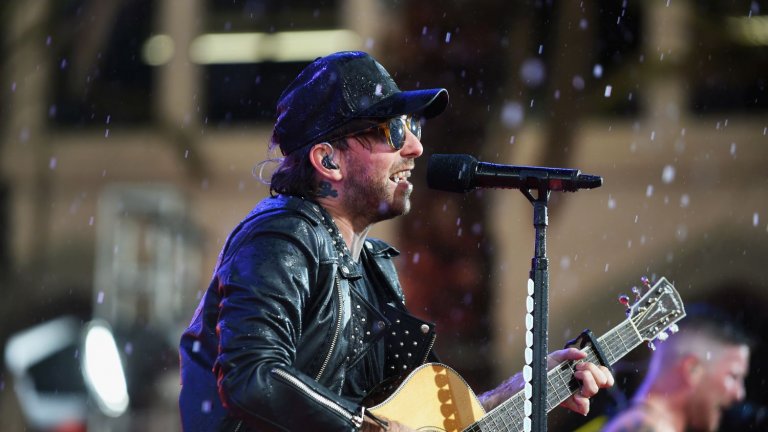 Алекс Гарскарт, All Time Low
Много неща могат да провалят среща, но малко са така смущаващи - и паметни за двете страни - като разстроен стомах. Случаят с вокалиста на All Time Low е точно такъв. Той си спомня как докато е бил в гимназията е имал среща, на която е бил застигнат от диария. По-големият проблем - бил е на гости на момичето.
"Стояхме и гледахме телевизия, а аз си казах "Това не е на добре". Не я познавах достатъчно, така че беше смущаващо", спомня си Гарскарт. Стигнало се до момент, в който тя го попитала "Защо си в тоалетната от 10 минути и плачеш?". 
Бъдещият музикант си тръгнал незабавно след като свършил... каквото имал да върши. По негови спомени с това момиче повече не прекарали никакво време заедно.