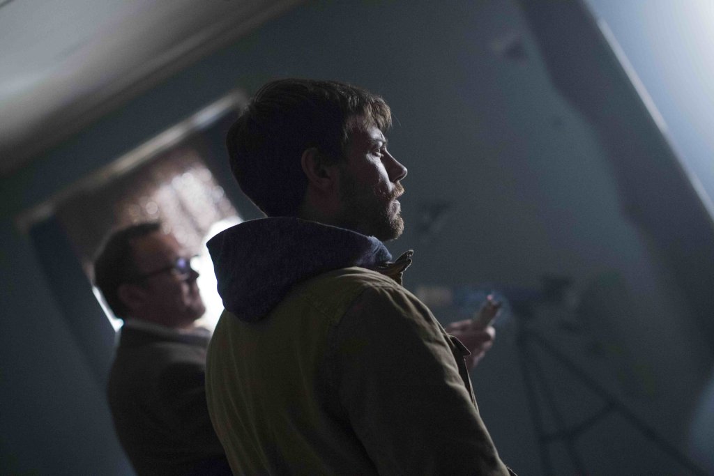 Изгнаник 
Outcast, както е името на сериала на английски, е новата продукция на FOX от Робърт Къркман – човекът създал „Живите мъртви“. Само това трябва да ви каже какво може да очаквате. И все пак. Ако сте почитатели на комерсиалната телевизия и свр
