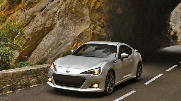 Subaru BRZ
Този автомобил е разработен съвместно от Subaru и Toyota, като двата модела – BRZ и GT86 са почти идентични. Двете японски марки започнаха да се сближават, след като Subaru се отказа от партньорството си General Motors, а Toyota купи дял от компанията-майка на Subaru – Fuji Heavy Industries.
Възторженият прием на двата модела на пазарите в цял свят обещава добро бъдеще за GT86 и BRZ.