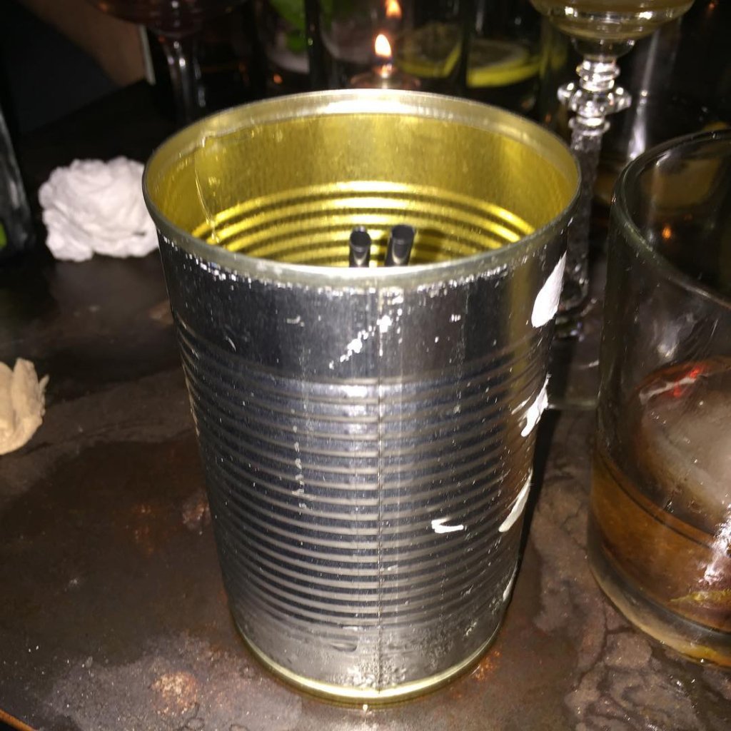 Определено авангардна чаша за коктейл.