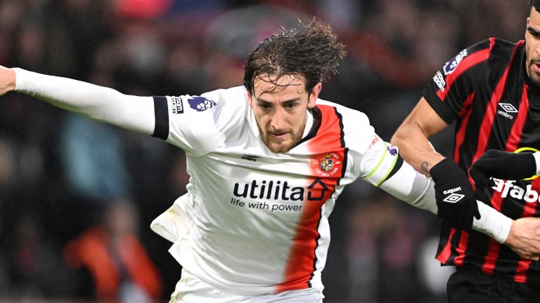 Прекратиха мач от Висшата лига заради припаднал футболист (видео)