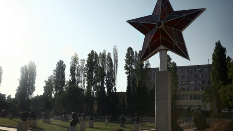 През лятото на 2011 г. петолъчката се озова на нов терен и след няколко лифтинг процедури, пилинг и подмладяваща рехабилитация, тя се уреди с правото на постоянно пребиваваща в пансион за тоталитарни величия