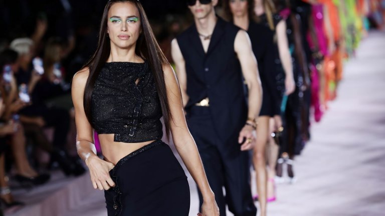 Секси, по-секси, най-секси
Презрамки, изрязани тоалети, ресни и голи рамене, с които ще се чувствате максимално комфортно през по-топлите месеци се настаняват сред тенденциите за пролетта. Не се притеснявайте от малко модна вакханалия, тъй като дизайнерите за този сезон подкрепят неприличието при тоалетите.