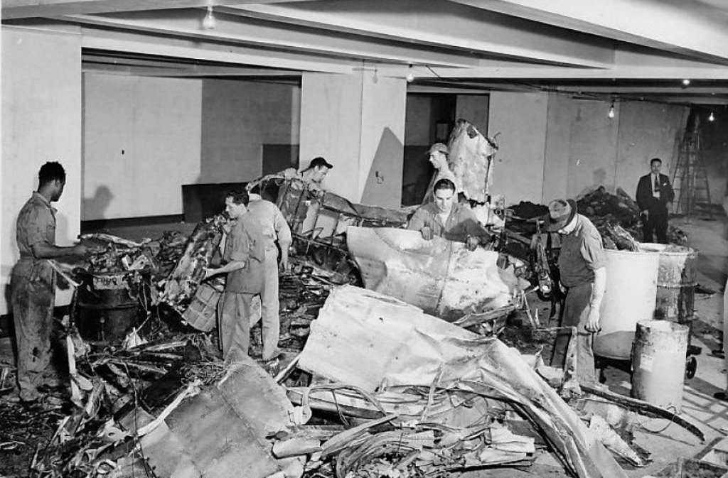 Empire_State_Building_plane_crash_wreckage_1945