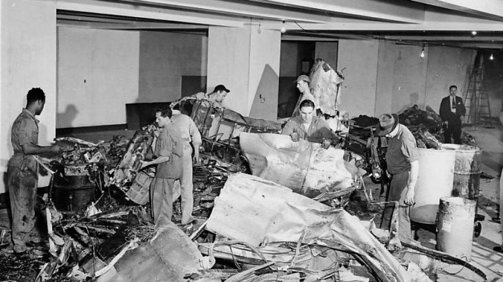 Empire_State_Building_plane_crash_wreckage_1945