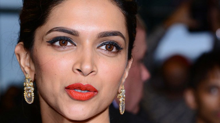 Боливудската актриса Дипика Падуконе е изкарала 10 милиона долара за година преди данъци и такси. Тя е на 10-о място в класацията на Forbes