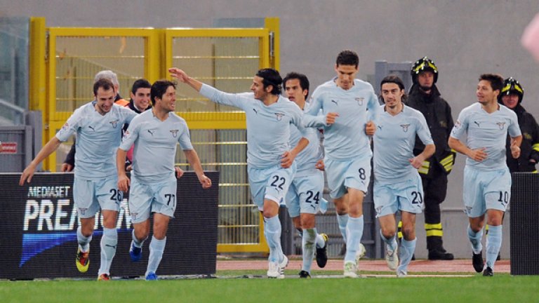 Футболистите на Лацио поздравяват Джузепе Скули (с номер 77) за двете му попадения във вратата на Палермо