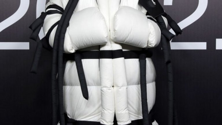 Максимализъм 
Когато Алесандро Мишел пое Gucci през 2015 г. той ликвидира категорично бляскавите милански правила на бранда и въведе весела комбинация от епохи и вдъхновения. Това незабавно накара и мъжете, и жените да посягат към блузи с панделки, конфликтиращи принтове, мокасини, покрити с косми, и гийк-шик очила. Често всичко това наведнъж.