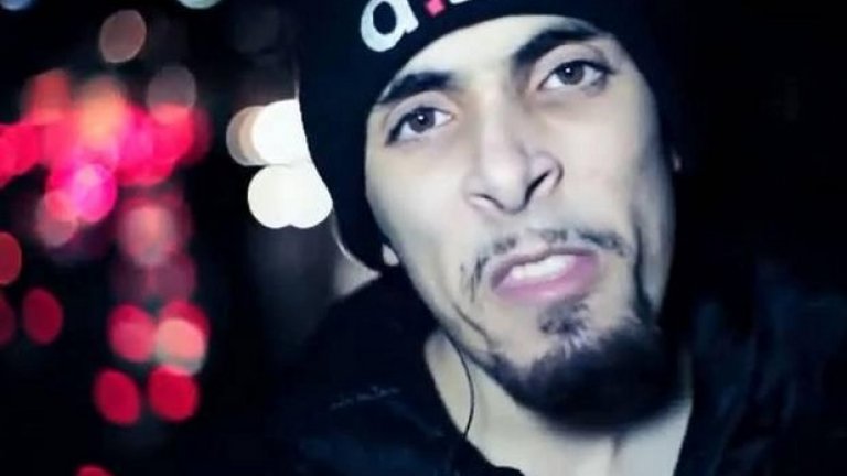 Очевидно 23-годишният младеж се е надявал да пробие в музикалния бизнес. Твърди се, че някои негови записи дори са били харесани от BBC Radio 1. Но признанието в света на хип-хопа явно не му е било достатъчно, затова миналата година той се присъединява към джихада в Сирия.