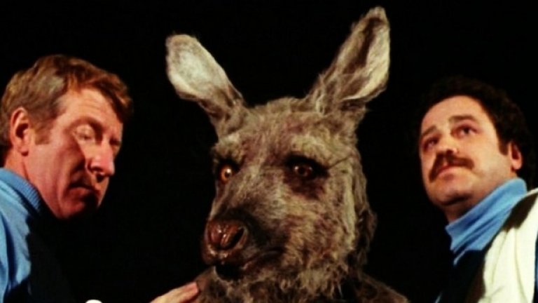 Matilda, the Boxing Kangaroo (Матилда, боксиращото се кенгуру), 1978
Дори само заглавието е достатъчно да го нареди сред най-ужасните спортни филми, да не говорим, че в този позабравен бисер от края на 70-те може да чуете едни от най-нелепите диалози в киното въобще. Пресъздаването на главния герой е направо скандално, със зле направен костюм, плашещ поглед и доста изкуствено подскачаща походка. Агресивното и стряскащо кенгуру напомня повече на лоша дегизировка за Хелоуин или на чудовище от остарял хорър и никак не се вписва в тона на филма. Но освен че е подигравка с бокса, това е и един от филмите, за които човек трудно може да повярва, че наистина съществуват.