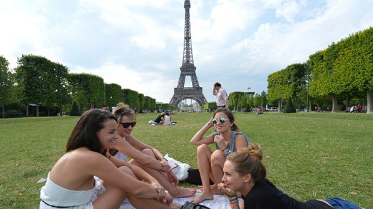 2. Париж
Да се забавляваш в парка с приятели излиза доста по-евтино от това да обикаляш музеите или винарните. Според доклада средната цена на трапезното вино се е вдигнала с още 2$ спрямо 2013-та година. 
