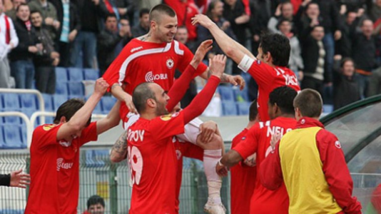 Футболистите на ЦСКА се радват на гола, с който Спас Делев откри резултата