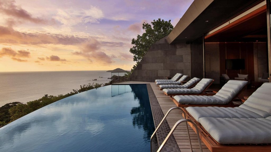 Zil Pasyon Spa 
Компанията Six Senses като цяло е известна с екзотичните си локации и тук не прави изключение. Мястото е отдалеченият остров Фелисите на Сейшелите, а множеството му басейни, водопади и места за медитация са почти незабележими от морет