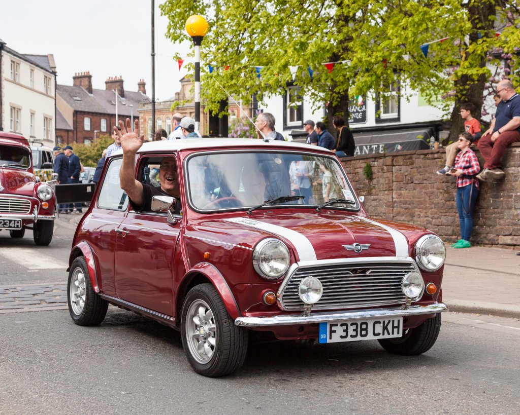 Mini CooperLondon Electric Cars е фирма, която се е специализирала да превръща ето такива Mini Cooper-и в електрически автомобили. Едно от последните постижения на компанията е Mini Cooper от 1993 г. с мотор от Nissan Leaf и над 110 километра пробег с едно зареждане. Предлага се и вариант с пробег от 400 километра, като цената надскача 40 хил. долара.