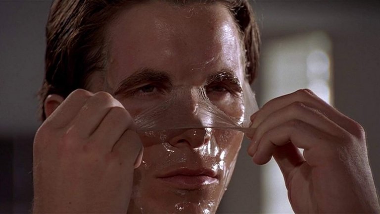 "Американски психар" 
Този филм има ключова роля за кариерата на Крисчън Бейл и в момента не можем да си представим никого друг, освен него в "Американски психар". В по-ранна версия на проекта режисьор е Дейвид Кронънбърг, а в главната роля е Брад Пит. За тази роля се е борил и Джони Деп, но след като Мери Харън поема режисурата, филмът поема в посоката, в която го знаем и до днес.
Причината, която Кронънбърг изтъква, за да се откаже от проекта, е, че в него има "твърде много насилие". Това е странно изказване за режисьора на "Мухата", но заедно с него си заминава и Пит като Патрик Бейтман.