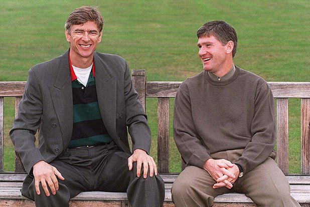 Венгер и помомщникът му Пат Райс малко след идването на францудина. Райс е истинска легенда на клуба - има 14 сезона като футболист за Арсенал, а през 1984-а започва като треньор в школата.
