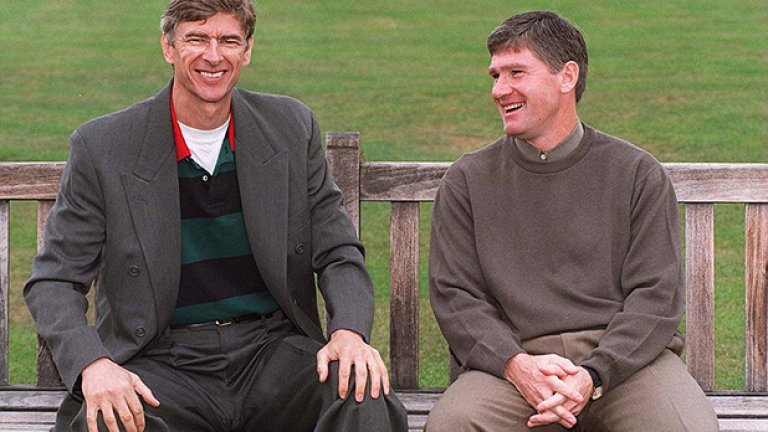Венгер и помомщникът му Пат Райс малко след идването на францудина. Райс е истинска легенда на клуба - има 14 сезона като футболист за Арсенал, а през 1984-а започва като треньор в школата.