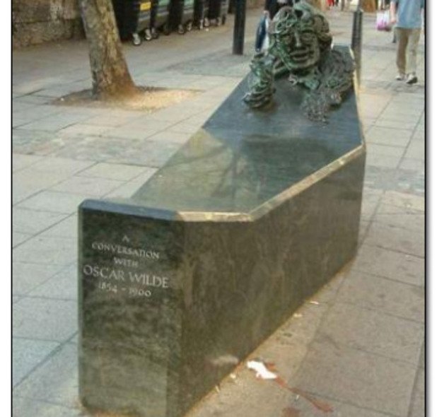 6. Оскар Уайлд - Лондон, Великобритания

Tози монумент се казва "Разговор с Оскар Уайлд". Великият писател изглежда обезглавен, а ръката му стърчи от каменен саркофаг. 