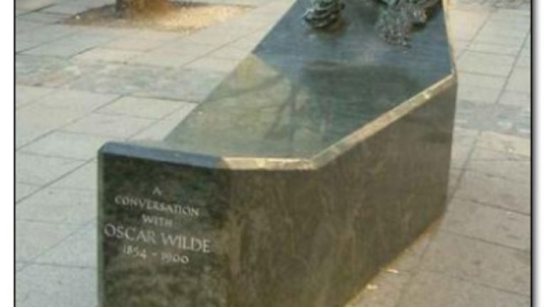 6. Оскар Уайлд - Лондон, Великобритания

Tози монумент се казва "Разговор с Оскар Уайлд". Великият писател изглежда обезглавен, а ръката му стърчи от каменен саркофаг. 