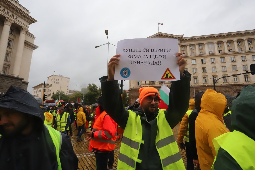 Багери и камиони по жълтите павета: Четвърти протест на пътните фирми