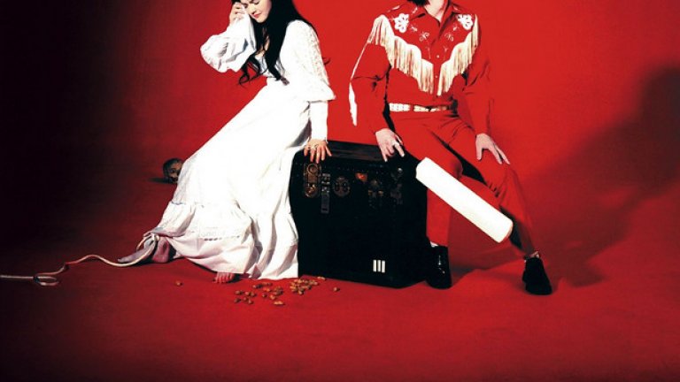 Elephant (2003)
The White Stripes
Джак и Мег изградиха от суровия гаражен рок на първите си три албума съвсем нов, различен саунд, вземайки своята гневна арогантност и канализирайки я в амбиция: унищожителен блус, ексцентричен фолк, пънк в духа на Stooges, съзерцателни любовни песни. Ако случайно сме го забравили, ни бе напомнено, че Джак умее да стърже здраво на китарата.