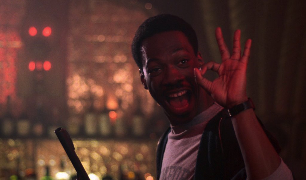 Beverly Hills Cop / "Ченгето от Бевърли Хилс"
През 80-те Еди Мърфи безкомпромисно доминира комедийния жанр. Буквално всеки един негов филм от това е велик. Най-добрата му роля обаче, без съмнение, си остава тази на ченгето Аксел Фоули. Наистина са много малко филмите, които са успели толкова успешно да съчетаят елементите на динамичния екшън с качествен и увлекателен хумор.