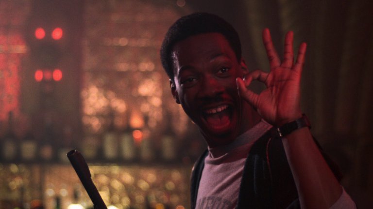 Beverly Hills Cop / "Ченгето от Бевърли Хилс"

През 80-те Еди Мърфи безкомпромисно доминира комедийния жанр. Буквално всеки един негов филм от това е велик. Най-добрата му роля обаче, без съмнение, си остава тази на ченгето Аксел Фоули. Наистина са много малко филмите, които са успели толкова успешно да съчетаят елементите на динамичния екшън с качествен и увлекателен хумор.